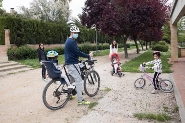 El primer día en el que se permite la salida de menores acompañados a la calle, durante una hora, está transcurriendo con normalidad en Navarra, salvo algunas aglomeraciones de personas en determinadas zonas de Pamplona, han informado fuentes policiales.