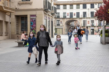 El primer día en el que se permite la salida de menores acompañados a la calle, durante una hora, está transcurriendo con normalidad en Navarra, salvo algunas aglomeraciones de personas en determinadas zonas de Pamplona, han informado fuentes policiales.