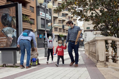 El primer día en el que se permite la salida de menores acompañados a la calle, durante una hora, está transcurriendo con normalidad en Navarra, salvo algunas aglomeraciones de personas en determinadas zonas de Pamplona, han informado fuentes policiales.