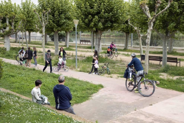 El primer día en el que se permite la salida de menores acompañados a la calle, durante una hora, está transcurriendo con normalidad en Navarra, salvo algunas aglomeraciones de personas en determinadas zonas de Pamplona, han informado fuentes policiales.