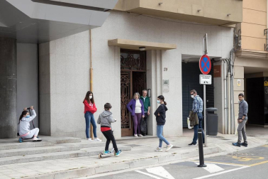 El primer día en el que se permite la salida de menores acompañados a la calle, durante una hora, está transcurriendo con normalidad en Navarra, salvo algunas aglomeraciones de personas en determinadas zonas de Pamplona, han informado fuentes policiales.