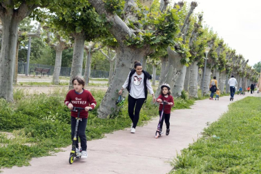 El primer día en el que se permite la salida de menores acompañados a la calle, durante una hora, está transcurriendo con normalidad en Navarra, salvo algunas aglomeraciones de personas en determinadas zonas de Pamplona, han informado fuentes policiales.