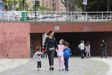 El primer día en el que se permite la salida de menores acompañados a la calle, durante una hora, está transcurriendo con normalidad en Navarra, salvo algunas aglomeraciones de personas en determinadas zonas de Pamplona, han informado fuentes policiales.