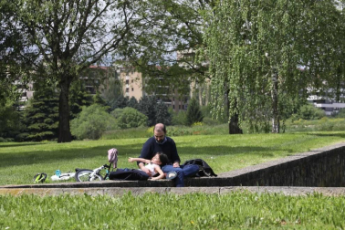 El primer día en el que se permite la salida de menores acompañados a la calle, durante una hora, está transcurriendo con normalidad en Navarra, salvo algunas aglomeraciones de personas en determinadas zonas de Pamplona, han informado fuentes policiales.