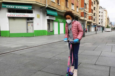 El primer día en el que se permite la salida de menores acompañados a la calle, durante una hora, está transcurriendo con normalidad en Navarra, salvo algunas aglomeraciones de personas en determinadas zonas de Pamplona, han informado fuentes policiales.