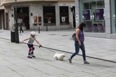 El primer día en el que se permite la salida de menores acompañados a la calle, durante una hora, está transcurriendo con normalidad en Navarra, salvo algunas aglomeraciones de personas en determinadas zonas de Pamplona, han informado fuentes policiales.