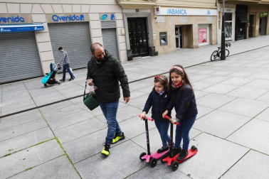 El primer día en el que se permite la salida de menores acompañados a la calle, durante una hora, está transcurriendo con normalidad en Navarra, salvo algunas aglomeraciones de personas en determinadas zonas de Pamplona, han informado fuentes policiales.
