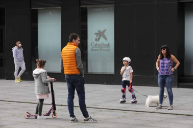 El primer día en el que se permite la salida de menores acompañados a la calle, durante una hora, está transcurriendo con normalidad en Navarra, salvo algunas aglomeraciones de personas en determinadas zonas de Pamplona, han informado fuentes policiales.
