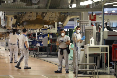 Tras seis semanas de parón, la producción de coches retornó este 27 de abril a Landaben.