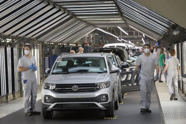 Tras seis semanas de parón, la producción de coches retornó este 27 de abril a Landaben.