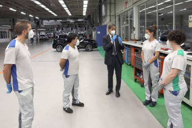 Tras seis semanas de parón, la producción de coches retornó este 27 de abril a Landaben.