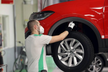 Tras seis semanas de parón, la producción de coches retornó este 27 de abril a Landaben.