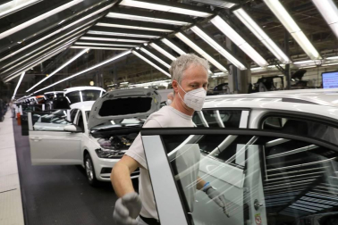 Tras seis semanas de parón, la producción de coches retornó este 27 de abril a Landaben.