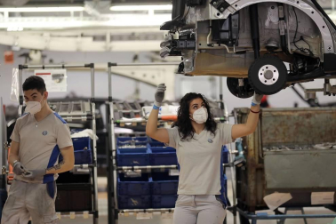 Tras seis semanas de parón, la producción de coches retornó este 27 de abril a Landaben.