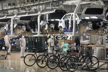 Tras seis semanas de parón, la producción de coches retornó este 27 de abril a Landaben.