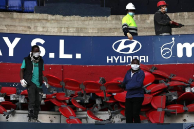Las obras del estadio avanzan con la retirada de los asientos y las cubiertas