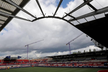 Las obras del estadio avanzan con la retirada de los asientos y las cubiertas