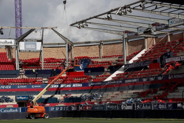 Las obras del estadio avanzan con la retirada de los asientos y las cubiertas