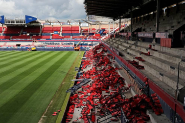 Las obras del estadio avanzan con la retirada de los asientos y las cubiertas