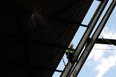 Las obras del estadio avanzan con la retirada de los asientos y las cubiertas
