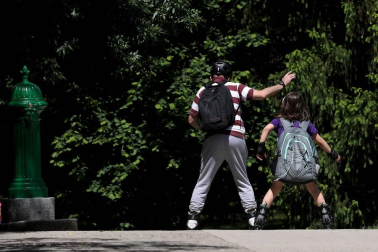 Imágenes de las jornadas del 2 y 3 de mayo, en las que los navarros han salido a la calle a pasear y hacer deporte entre las 6 y las 10 de la mañana, y las 20 y las 23 de la noche.