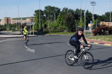 Imágenes de la jornada del 2 de mayo, en la que los navarros pueden salir a la calle a pasear y hacer deporte entre las 6 y las 10 de la mañana, y las 20 y las 23 de la noche.