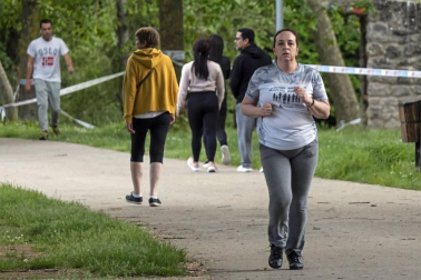 Imágenes de la jornada del 2 de mayo, en la que los navarros pueden salir a la calle a pasear y hacer deporte entre las 6 y las 10 de la mañana, y las 20 y las 23 de la noche.