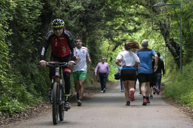 Imágenes de la jornada del 2 de mayo, en la que los navarros pueden salir a la calle a pasear y hacer deporte entre las 6 y las 10 de la mañana, y las 20 y las 23 de la noche.