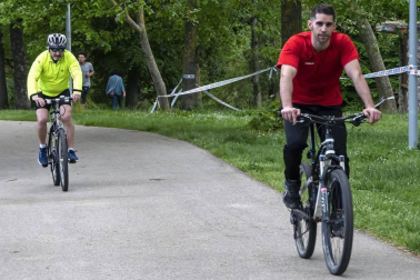 Imágenes de la jornada del 2 de mayo, en la que los navarros pueden salir a la calle a pasear y hacer deporte entre las 6 y las 10 de la mañana, y las 20 y las 23 de la noche.