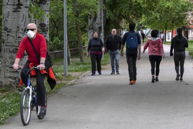 Imágenes de la jornada del 2 de mayo, en la que los navarros pueden salir a la calle a pasear y hacer deporte entre las 6 y las 10 de la mañana, y las 20 y las 23 de la noche.