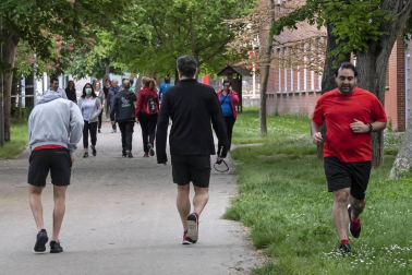 Imágenes de la jornada del 2 de mayo, en la que los navarros pueden salir a la calle a pasear y hacer deporte entre las 6 y las 10 de la mañana, y las 20 y las 23 de la noche.