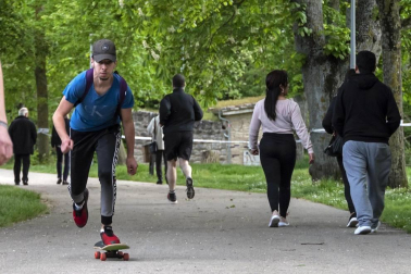 Imágenes de la jornada del 2 de mayo, en la que los navarros pueden salir a la calle a pasear y hacer deporte entre las 6 y las 10 de la mañana, y las 20 y las 23 de la noche.