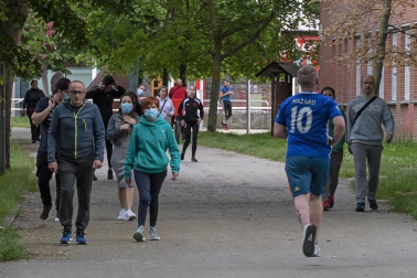Imágenes de la jornada del 2 de mayo, en la que los navarros pueden salir a la calle a pasear y hacer deporte entre las 6 y las 10 de la mañana, y las 20 y las 23 de la noche.
