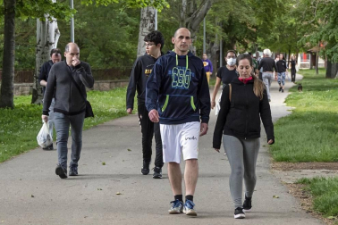 Imágenes de la jornada del 2 de mayo, en la que los navarros pueden salir a la calle a pasear y hacer deporte entre las 6 y las 10 de la mañana, y las 20 y las 23 de la noche.
