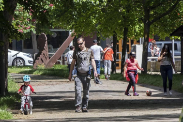 Imágenes de la jornada del 2 de mayo, en la que los navarros pueden salir a la calle a pasear y hacer deporte entre las 6 y las 10 de la mañana, y las 20 y las 23 de la noche.