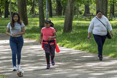 Imágenes de la jornada del 2 de mayo, en la que los navarros pueden salir a la calle a pasear y hacer deporte entre las 6 y las 10 de la mañana, y las 20 y las 23 de la noche.