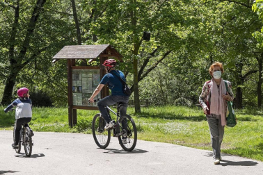 Imágenes de la jornada del 2 de mayo, en la que los navarros pueden salir a la calle a pasear y hacer deporte entre las 6 y las 10 de la mañana, y las 20 y las 23 de la noche.