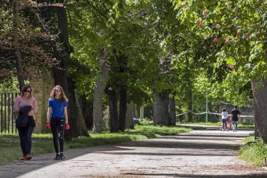 Imágenes de la jornada del 2 de mayo, en la que los navarros pueden salir a la calle a pasear y hacer deporte entre las 6 y las 10 de la mañana, y las 20 y las 23 de la noche.