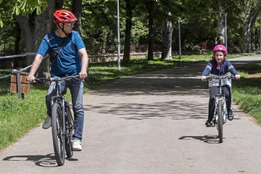Imágenes de la jornada del 2 de mayo, en la que los navarros pueden salir a la calle a pasear y hacer deporte entre las 6 y las 10 de la mañana, y las 20 y las 23 de la noche.