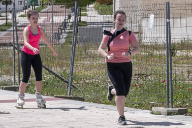 Imágenes de la jornada del 2 de mayo, en la que los navarros pueden salir a la calle a pasear y hacer deporte entre las 6 y las 10 de la mañana, y las 20 y las 23 de la noche.