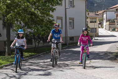 Imágenes de la jornada del 2 de mayo, en la que los navarros pueden salir a la calle a pasear y hacer deporte entre las 6 y las 10 de la mañana, y las 20 y las 23 de la noche.
