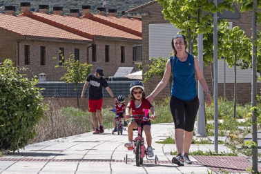 Imágenes de la jornada del 2 de mayo, en la que los navarros pueden salir a la calle a pasear y hacer deporte entre las 6 y las 10 de la mañana, y las 20 y las 23 de la noche.