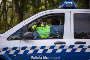 Imágenes de la jornada del 2 de mayo, en la que los navarros pueden salir a la calle a pasear y hacer deporte entre las 6 y las 10 de la mañana, y las 20 y las 23 de la noche.