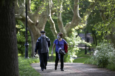 Imágenes de la jornada del 2 de mayo, en la que los navarros pueden salir a la calle a pasear y hacer deporte entre las 6 y las 10 de la mañana, y las 20 y las 23 de la noche.
