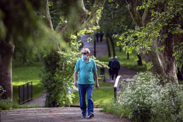 Imágenes de la jornada del 2 de mayo, en la que los navarros pueden salir a la calle a pasear y hacer deporte entre las 6 y las 10 de la mañana, y las 20 y las 23 de la noche.