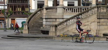 Imágenes de la jornada del 2 de mayo, en la que los navarros pueden salir a la calle a pasear y hacer deporte entre las 6 y las 10 de la mañana, y las 20 y las 23 de la noche.