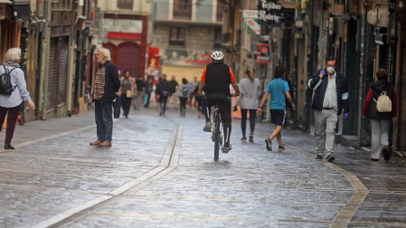 Imágenes de la jornada del 2 de mayo, en la que los navarros pueden salir a la calle a pasear y hacer deporte entre las 6 y las 10 de la mañana, y las 20 y las 23 de la noche.