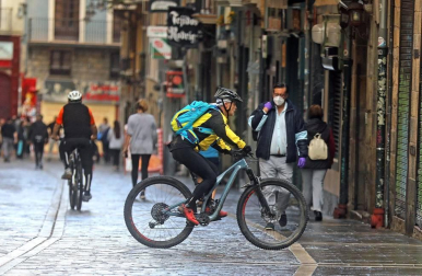 Imágenes de la jornada del 2 de mayo, en la que los navarros pueden salir a la calle a pasear y hacer deporte entre las 6 y las 10 de la mañana, y las 20 y las 23 de la noche.