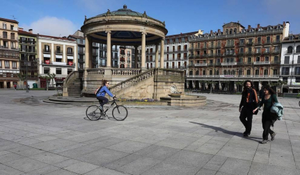 Imágenes de la jornada del 2 de mayo, en la que los navarros pueden salir a la calle a pasear y hacer deporte entre las 6 y las 10 de la mañana, y las 20 y las 23 de la noche.