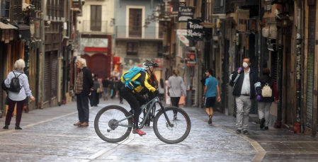 Imágenes de la jornada del 2 de mayo, en la que los navarros pueden salir a la calle a pasear y hacer deporte entre las 6 y las 10 de la mañana, y las 20 y las 23 de la noche.